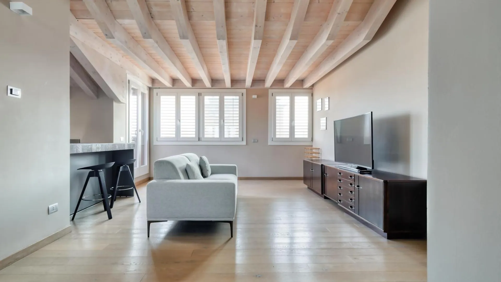 Joivy Elegant Apartment With Parking And Balcony Milan