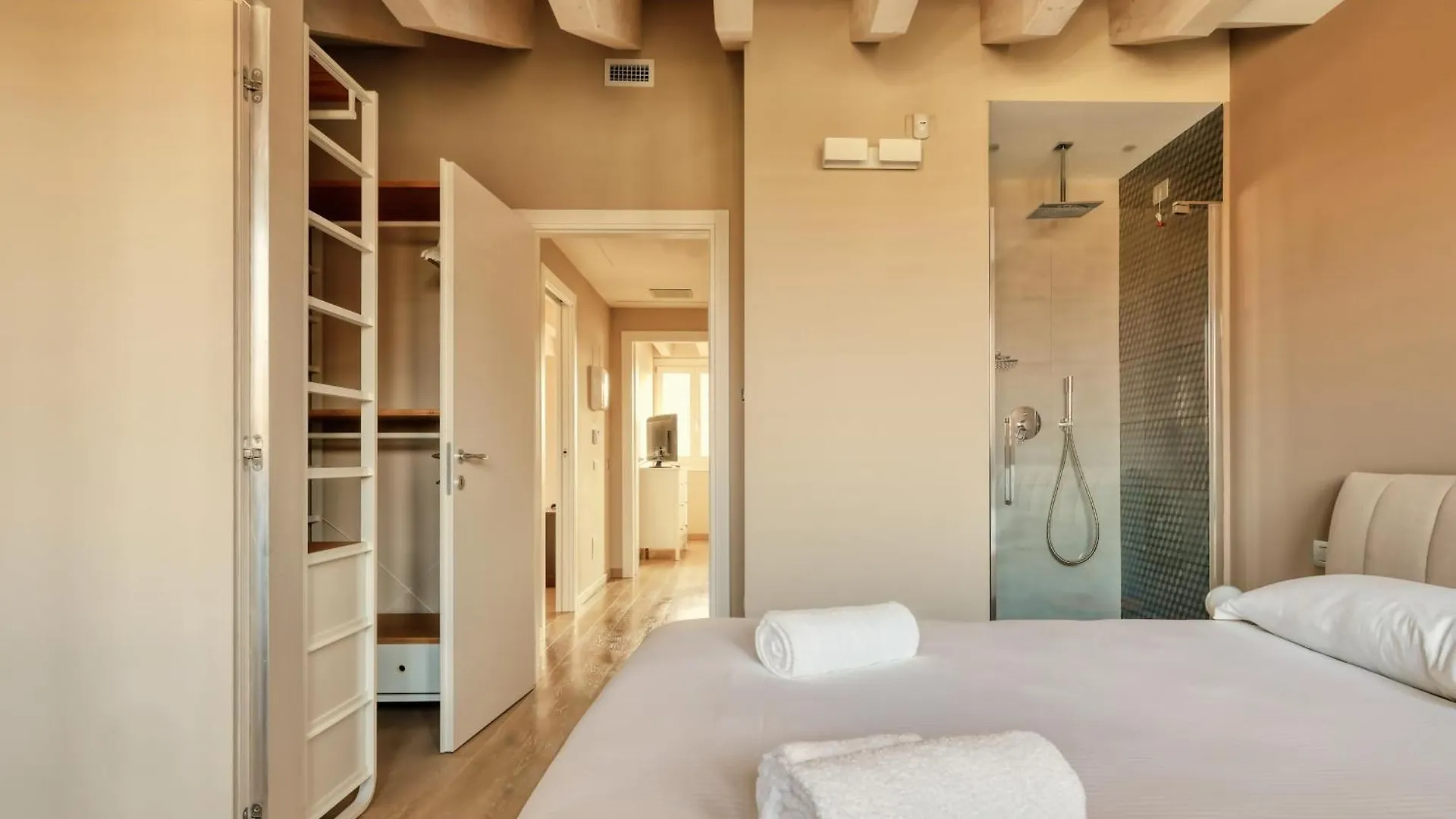 Joivy Elegant Apartment With Parking And Balcony Milan Italy