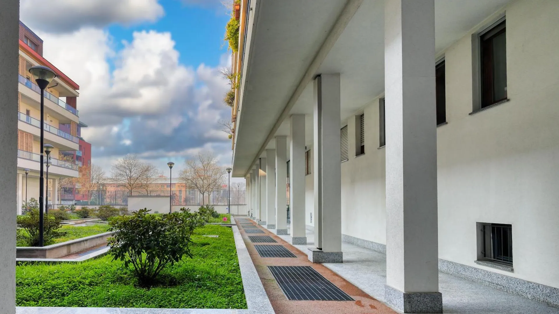 Joivy Elegant Apartment With Parking And Balcony Milan