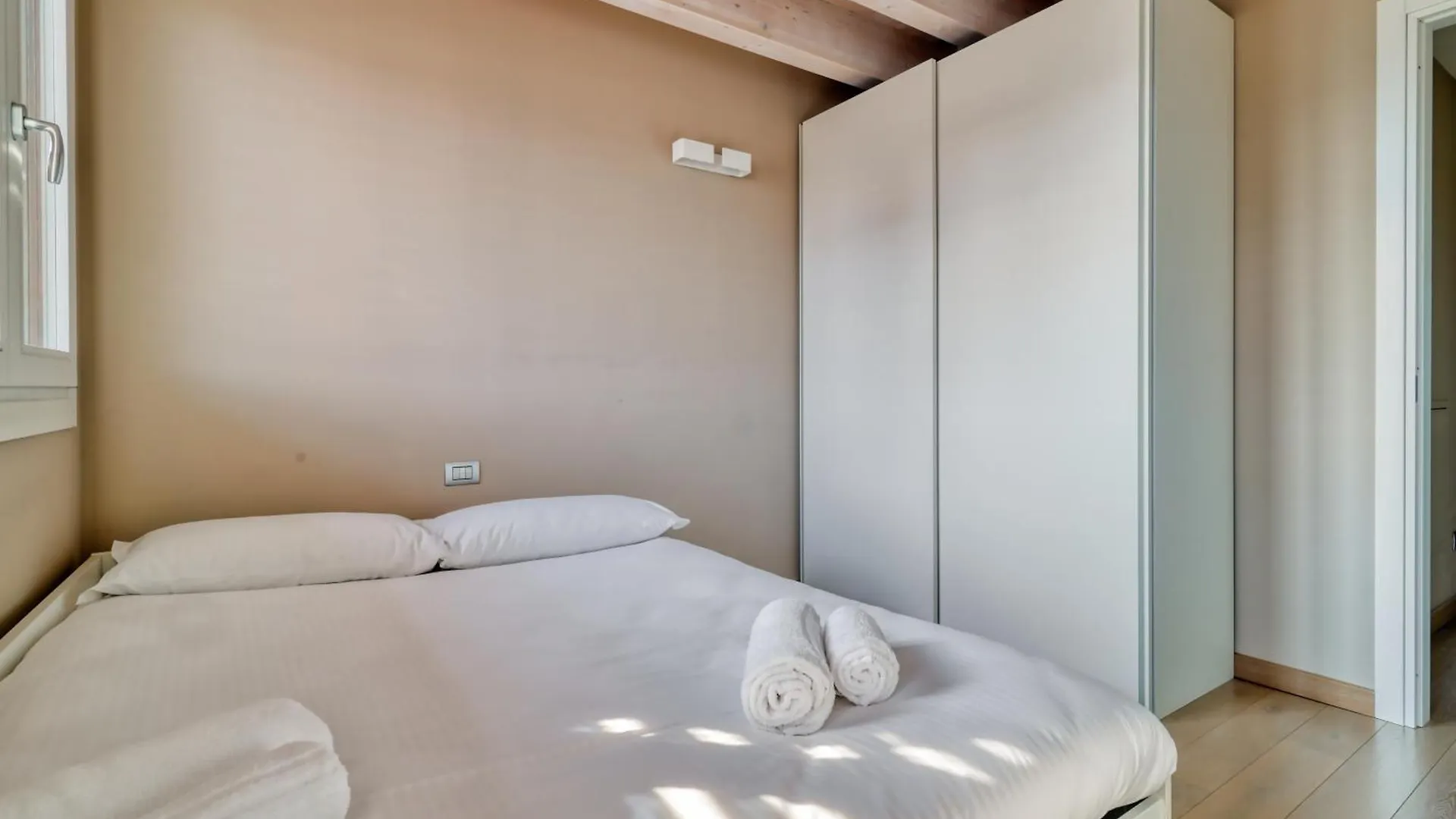 Joivy Elegant Apartment With Parking And Balcony Milan Italy