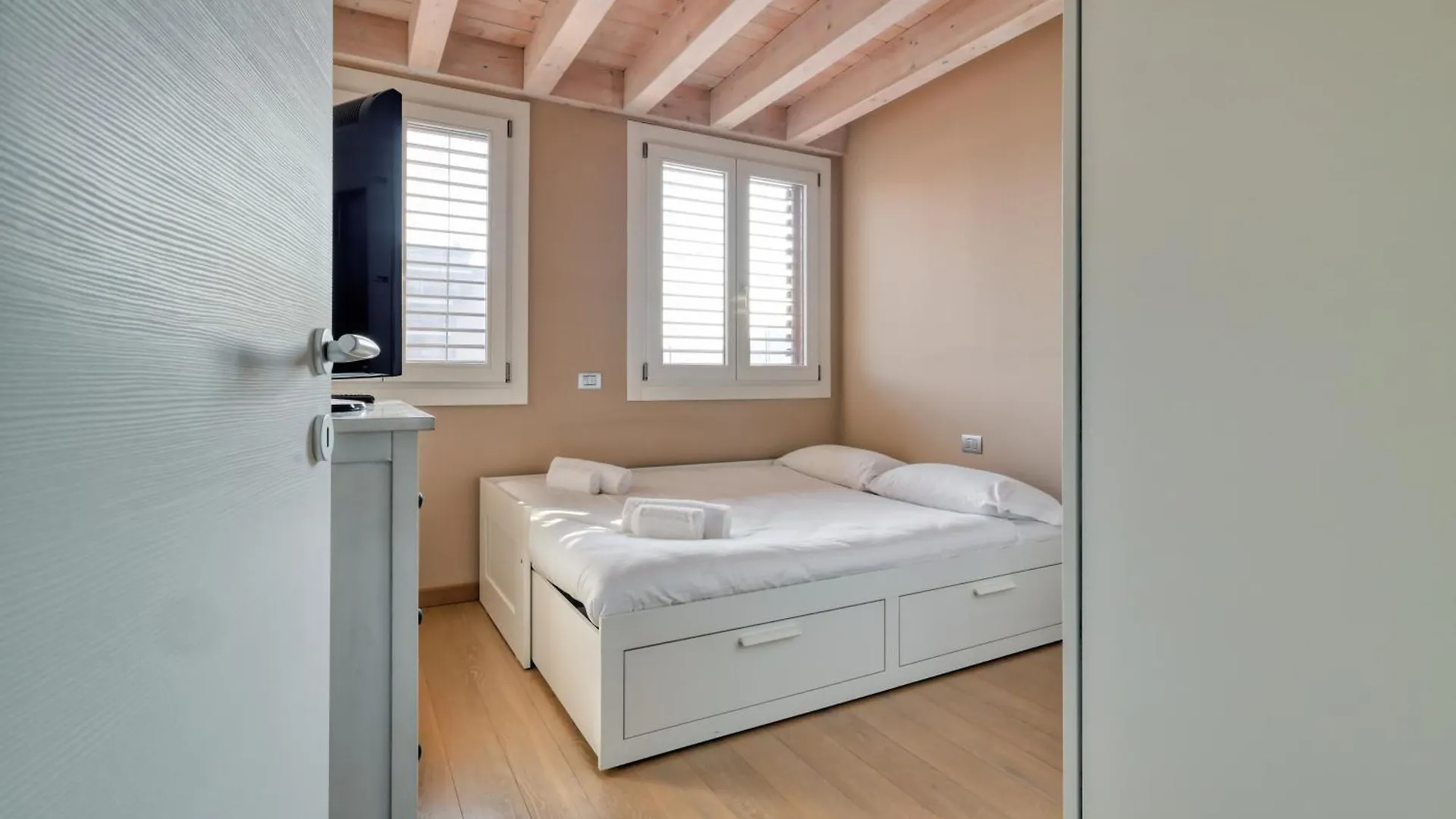 Joivy Elegant Apartment With Parking And Balcony Milan