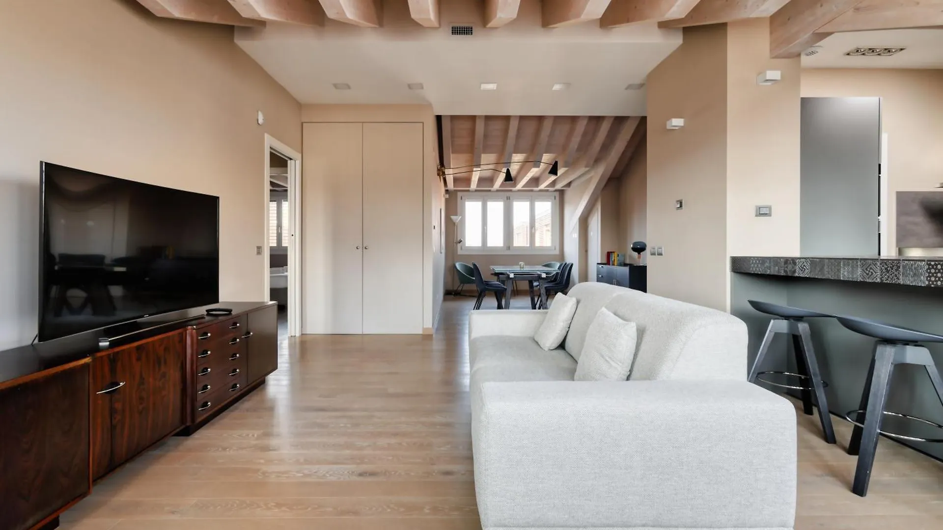 Joivy Elegant Apartment With Parking And Balcony contacts