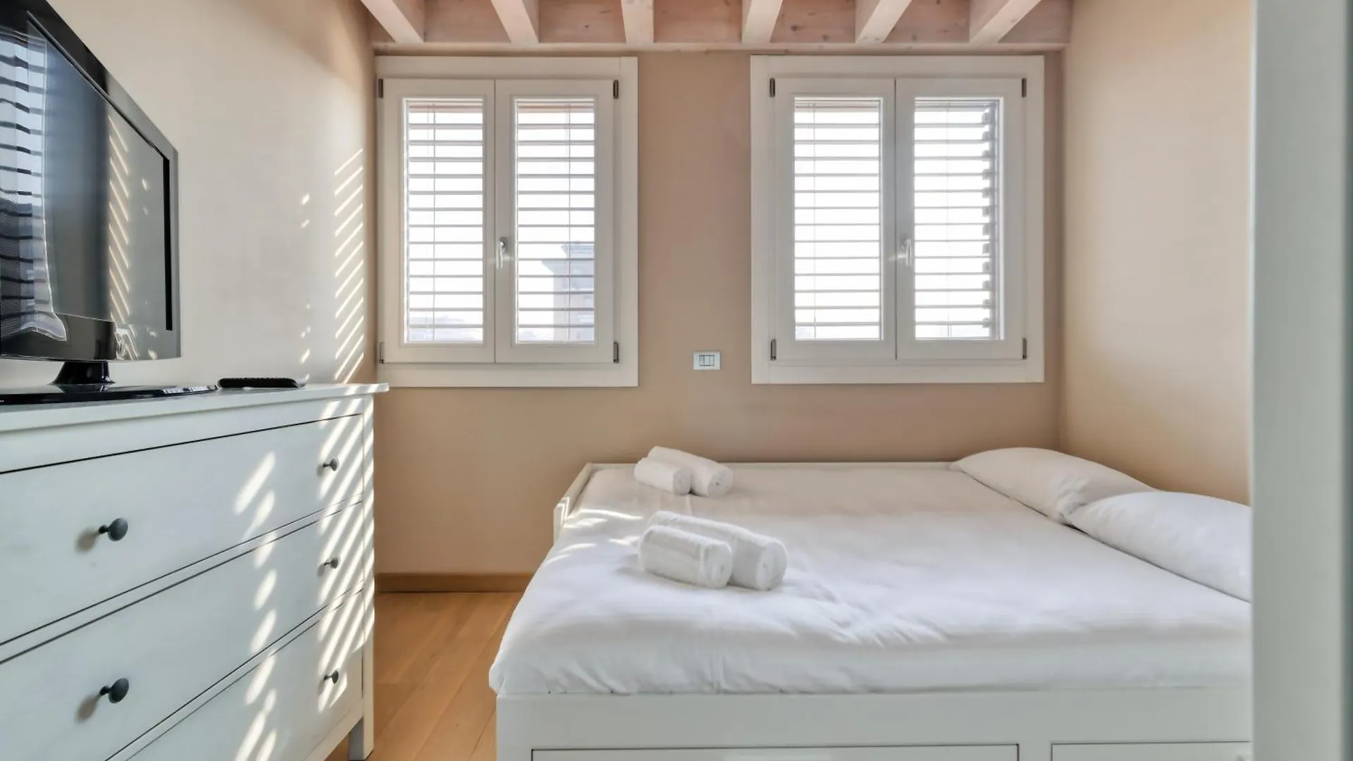 Joivy Elegant Apartment With Parking And Balcony Milan